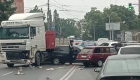 У Полтаві сталася потрійна ДТП: зіткнулися вантажівка та два легковики