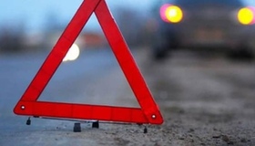 На автотрасі Київ - Харків "Форд" зіткнувся з вантажівкою