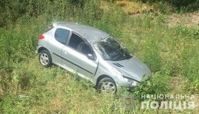 У Кременчуцькому районі автівка з&rsquo;їхала з дороги і перекинулась