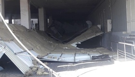 У ТРЦ "Київ" дах парковки обвалився на автомобілі