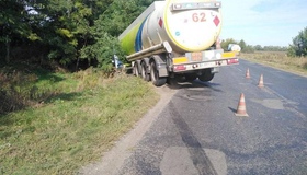 На Полтавщині бензовоз злетів із дороги