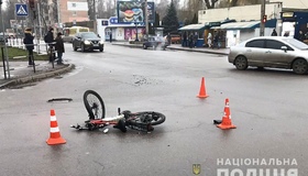 На Алмазному зіткнулися автівка та велосипед: пенсіонер у лікарні