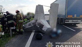 На Полтавщині мотоцикліст врізався у відбійник: загинув на місці
