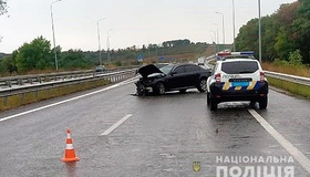 На Полтавщині автомобіль влетів у відбійник