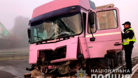 В Абазівці вантажівка врізалася в бетонний блок