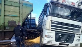 Фура зіткнулася на переїзді із товарним потягом. ВІДЕО