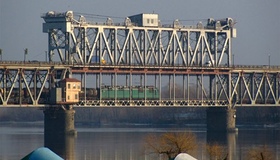 Рух по мосту через Дніпро сьогодні обмежили
