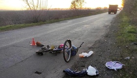 Слідчі вивчають обставини ДТП за участі вантажівки та велосипедистки