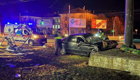 У Полтаві легковик в&rsquo;їхав у бетонну опору білборда