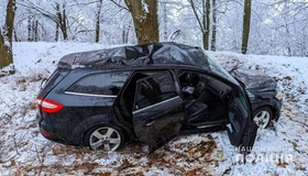 Під Полтавою "Форд" вилетів з траси: двоє людей у лікарні