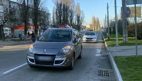 У Кременчуці поблизу зупинки громадського транспорту автівка збила жінку