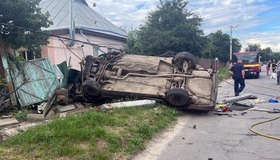 Нетверезий водій Mercedes у Лубнах зніс опору та паркан