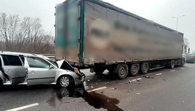 На Полтавщині два легковики врізалися у&nbsp;припарковані фури