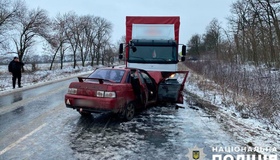 Удар вантажівки: під Полтавою у ДТП загинув водій та пасажир легковика
