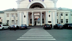 Полтавці влаштували на вокзалі патріотичний перформанс. ВІДЕО