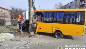 Маршрутний мікроавтобус в'їхав в електроопору: двоє травмованих. ФОТО