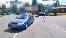 У Полтаві на великому перехресті не розминулися легковик та мотоцикл