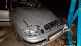 Врізалися в опору підвісного мосту: в аварії травмувалися неповнолітні