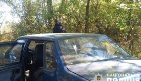 На Полтавщині в легковому автомобілі виявили тіло чоловіка