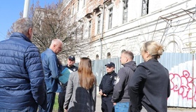 Полтавці дискутують, що робити з парканом біля Кадетського корпусу