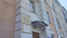 У Полтаві з фасаду коледжу демонтували герб СРСР