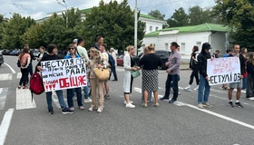 Полтавці протестували проти закриття пляжу &laquo;Гаваї&raquo; - перекрили дорогу біля міськради