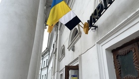У Полтаві над головпоштамтом підняли біло-чорний &laquo;Прапор Надії&raquo;