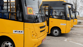 Ще п&rsquo;ять шкільних автобусів передали громадам