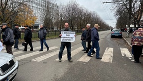 Протест у центрі Полтави: військові пенсіонери перекрили дорогу