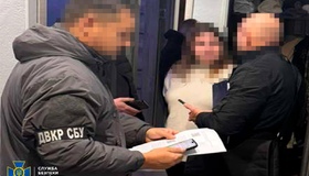 Понад рік "зливали" блокпости: СБУ викрила двох полтавок та корупційну схему медиків