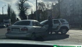 Легковик не розминувся з поліцейською машиною