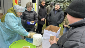 Біля Південного вокзалу в Полтаві безкоштовно роздають гарячу їжу